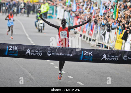 9. September 2012 - Buenos Aires, Buenos Aires, Argentinien - dicht gefolgt von Landsmann Robert Kipkorir Kwambai, kenianische Langstreckenläuferin Elijah Keitany Ansätze die Ziellinie um die 21 k gewinnen Buenos Aires Maraton. (Bild Kredit: Patricio Murphy/ZUMAPRESS.com ©) Stockfoto