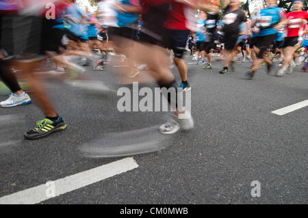 9. September 2012 - Buenos Aires, Buenos Aires, Argentinien - über 14.000 Läufer nahmen 21 k Buenos Aires Maraton. Podium für Kenia-Läufer war, Elijah Keitany und Robert Kipkorir Kwambai, Drittens kam Ethipian Tesfaye Abera Dibara. (Bild Kredit: Patricio Murphy/ZUMAPRESS.com ©) Stockfoto