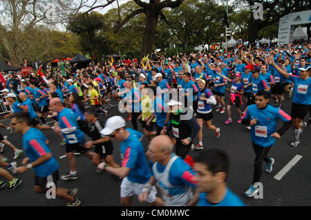 9. September 2012 - Buenos Aires, Buenos Aires, Argentinien - über 14.000 Läufer nahmen 21 k Buenos Aires Maraton. Podium für Kenia-Läufer war, Elijah Keitany und Robert Kipkorir Kwambai, Drittens kam Ethipian Tesfaye Abera Dibara. (Bild Kredit: Patricio Murphy/ZUMAPRESS.com ©) Stockfoto