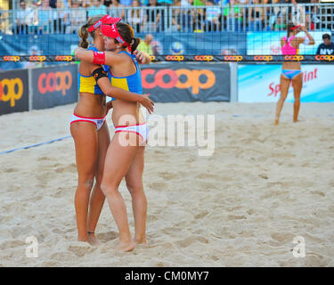 Anouk Vergé-Dépré (links) und Isabelle Forrer (rechts). Das Team Joana «Jo» Heidrich - Romana Kayser verlieren das Finale gegen Team Team Isabelle Forrer - Anouk Vergé - Dépré (W) bei der Schweizer Beach Volleyball Championchip (Coop Strandtour) in Bern, Schweiz. Stockfoto