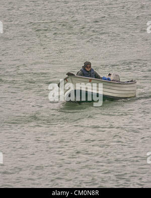 4. Juli 2012 - Haines Borough, Alaska, gibt uns - ein Fischer in einem kleinen offenen Boot mit Außenbordmotor zur Letnikov-Bucht in der Nähe von Haines, Alaska zurück. (Kredit-Bild: © Arnold Drapkin/ZUMAPRESS.com) Stockfoto