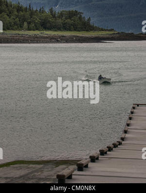 4. Juli 2012 - Haines Borough, Alaska, gibt uns - ein Fischer in einem kleinen offenen Boot mit Außenbordmotor zur Letnikov-Bucht in der Nähe von Haines, Alaska zurück. (Kredit-Bild: © Arnold Drapkin/ZUMAPRESS.com) Stockfoto