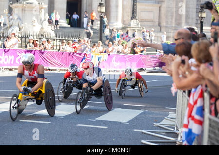 Vorbei an St. Pauls Cathedral in der City of London in der dritten Runde ist Kurt Fearnley (Neuseeland), Bronze Bedal gewann, gefolgt vom Schweizer Marcel Hug, die Silbermedaille für Team GB David Weir auf der rechten Seite nahm, die gewonnene Goldmedaille und hinter und links von David ist Japans Soejima Masazumi, 4. kam. Stockfoto