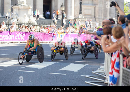 Passing St. Pauls Kathedrale in der City of London in der dritten Runde ist Kurt Fearnley (Neuseeland), Bronze Bedal gewann, gefolgt vom Schweizer Marcel Hug, die nahm die Silbermedaille mit Team GB David Weir auf der rechten Seite, die die Goldmedaille gewann und hinter und, links von David Japans Soejima Masazumi, die 4. kam. Stockfoto