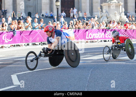 Passing St. Pauls Kathedrale in der City of London in der zweiten Runde bleibt auf Team GB David Weir, gewann die Goldmedaille, gefolgt von Japans Soejima Masazumi, 4. kam. Stockfoto