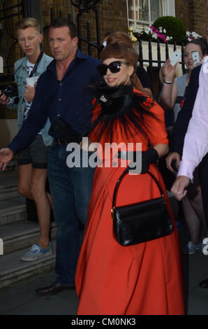 London, UK. 9. September 2012. Lady GaGa Schritte aus ihrem Hotel in London, um Kaffee zu holen. Vor dem Spiel eines Gig im Twickenham Stadium. London, UK. Stockfoto