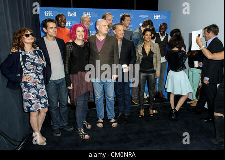 9. September 2012 - Toronto, Ontario, Kanada - (L-R) Schauspieler SUSAN SARANDON, Regisseur TOM TYKWER, Schauspieler KEITH DAVID, Direktor LANA WACHOWSKI, Schauspieler JIM BROADBENT, Regisseur ANDY WACHOWSKI, Schauspieler HUGO WEAVING, TOM HANKS, JAMES D ' ARCY, HALLE BERRY, JIM STURGESS, DONNA BAE, DAVID GYASI, ZHOU XUN, BEN WHISHAW und HUGH GRANT besuchen "Cloud Atlas" Photo-Call während 2012 Toronto International Film Festival in TIFF Bell Lightbox am 9. September , 2012 in Toronto, Kanada. (Kredit-Bild: © Igor Vidyashev/ZUMAPRESS.com) Stockfoto