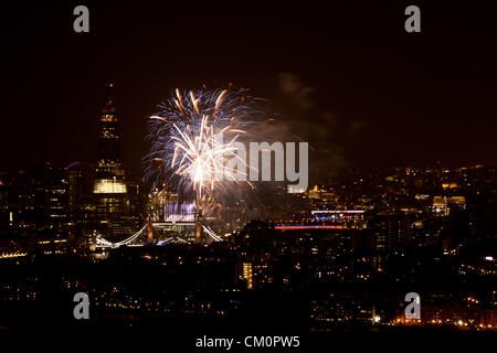 LONDON, UK, 9. September 2012. Feuerwerk über die Tower Bridge und die Stadt feiert das Ende der Paralympics 2012 von Canary Wharf, das Finanzzentrum Londons historische Docklands gesehen. Stockfoto