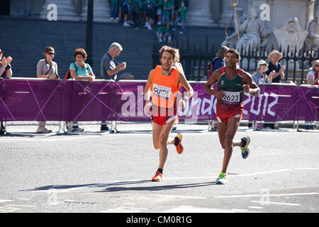 London, UK. 9. September 2012. T12 ist die Paralympic-Kategorie für Sportler mit Sehbehinderung. Der Läufer hier Portugals Jorge Pina, vorbei an St. Paul-Kathedrale in der City of London. Stockfoto