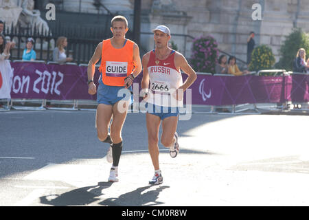 London, UK. 9. September 2012. T12 ist die Paralympic-Kategorie für Sportler mit Sehbehinderung. Der Läufer hier vorbei an St. Paul-Kathedrale in der City of London ist Russen Igor Khavlin mit seinem Führer. Stockfoto