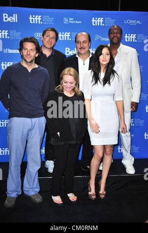 Toronto, Kanada. 9. September 2012. Bradley Cooper, David O. Russell, Jacki Weaver, Anupam Kher, Jennifer Lawrence, Chris Tucker bei der Pressekonferenz für SILVER LININGS PLAYBOOK Pressekonferenz am Toronto International Film Festival, TIFF BELL Lightbox, Toronto, ON 9. September 2012. Foto von: Gregorio Binuya/Everett Collection Stockfoto