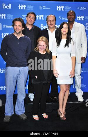 Toronto, Kanada. 9. September 2012. Bradley Cooper, David O. Russell, Jacki Weaver, Anupam Kher, Jennifer Lawrence, Chris Tucker bei der Pressekonferenz für SILVER LININGS PLAYBOOK Pressekonferenz am Toronto International Film Festival, TIFF BELL Lightbox, Toronto, ON 9. September 2012. Foto von: Gregorio Binuya/Everett Collection Stockfoto