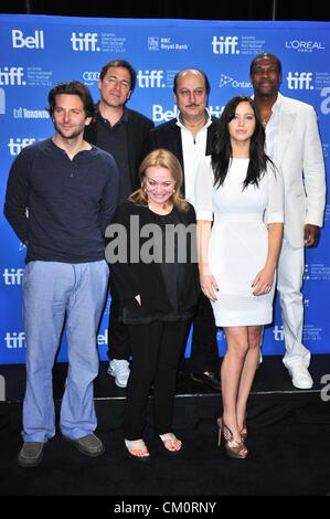 Toronto, Kanada. 9. September 2012. Bradley Cooper, David O. Russell, Jacki Weaver, Anupam Kher, Jennifer Lawrence, Chris Tucker bei der Pressekonferenz für SILVER LININGS PLAYBOOK Pressekonferenz am Toronto International Film Festival, TIFF BELL Lightbox, Toronto, ON 9. September 2012. Foto von: Gregorio Binuya/Everett Collection Stockfoto