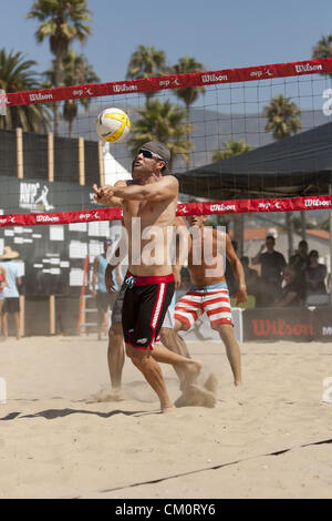 7. September 2012 - geht Santa Barbara, CA, USA - Santa Barbara, CA - 7. September 2012 - Jake Gibb spielen mit Partner Sean Rosenthall, einen Ball vom Gegner Braidy Halverson/Ty Loomis in der AVP Beach Meisterschaften Beachvolleyball-Turnier in West Beach, Santa Barbara, Kalifornien statt. Es ist das zweite Turnier, die an durch das neu reformierte AVP, nachdem sie ihre Türen vor mehr als 2 Jahren schließen musste. Gibb/Rosenthall gewann das Spiel 21-12, 21-16. Foto von Wally Nell/Zuma (Kredit-Bild: © Wally Nell/ZUMAPRESS.com) Stockfoto