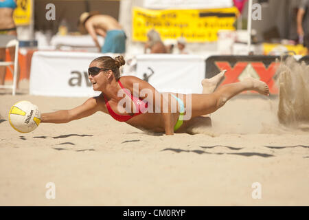 7. September 2012 - Tauchgänge Santa Barbara, CA, USA - Santa Barbara, CA - 7. September 2012 - Brooke Sweat mit Partner Jennifer Fopma spielen für einen Ball schlagen von Gegnern Lauren Fendrick/Rachel Scott in der AVP Beach Meisterschaften Beachvolleyball-Turnier in West Beach, Santa Barbara, Kalifornien statt. Es ist das zweite Turnier, die an durch das neu reformierte AVP, nachdem sie ihre Türen vor mehr als 2 Jahren schließen musste. Schweiß/Fopma gewann das Spiel 21-10, 21-16. Foto von Wally Nell/Zuma (Kredit-Bild: © Wally Nell/ZUMAPRESS.com) Stockfoto