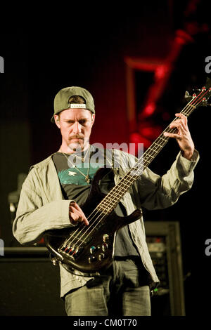 Chula Vista, CA, USA. 7. September 2012. Die Dave Matthews Band trat beim Cricket Wireless Amphitheater.  Im Bild: Bassist Stefan Lessard. (Kredit-Bild: © Daniel Knighton/ZUMAPRESS.com) Stockfoto