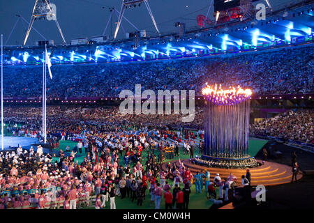 Athleten drängen das Feld vor Olympia Kessel erloschen ist, bei der Abschlussfeier der Paralympischen Spiele 2012 in London Stockfoto