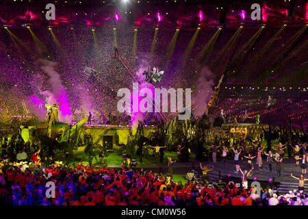 Bunte Lichter Bad Olympiastadion während der Abschlussfeier der Weltrekorder Spiele 2012 in London Stockfoto