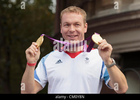 London, England, Vereinigtes Königreich. Montag, 10. September 2012. Parade der Olympischen und Paralympischen Athleten Heldenplatz übergibt Trafalgar Square. Mit dem Fahrrad Sterne Sir Chris Hoy. Stockfoto