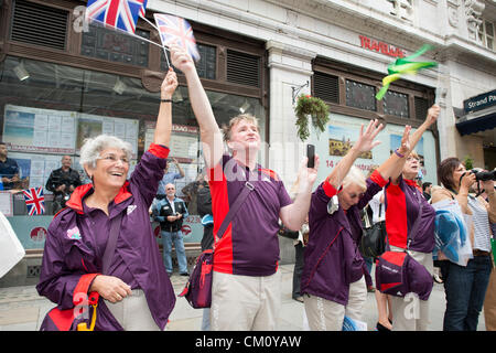 10. September 2012, Strand, London. Die Massen waren in Kraft, das Olympia-Athleten während der Prozession von 21 Schwimmern mit Team GB-Mitglieder und ihre Medaillen begrüßen zu dürfen. Stockfoto