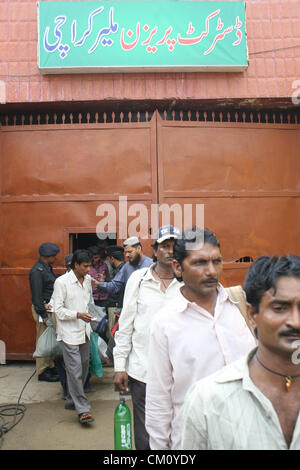 Befreite indische Fischer, die inhaftiert wurden, für die Verletzung der territorialen Gewässer kommen nach ihrer Freilassung im Malir Jail in Karachi am Montag, 10. September 2012. Die pakistanische Regierung ordnete die Freilassung der 48 Häftlinge aus 80 indische Häftlinge, als eine Geste des guten Willens am Vorabend der indische Außenminister Besuch in Pakistan. Stockfoto