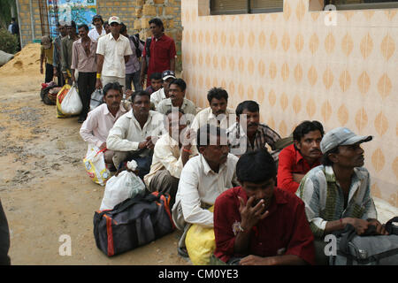 Befreite indische Fischer, die inhaftiert wurden, für die Verletzung der territorialen Gewässer sitzen in Warteschlangen vor der Veröffentlichung im Malir Jail in Karachi auf Montag, 10. September 2012. Die pakistanische Regierung ordnete die Freilassung der 48 Häftlinge aus 80 indische Häftlinge, als eine Geste des guten Willens am Vorabend der indische Außenminister Besuch in Pakistan. Stockfoto