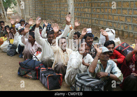 Befreite indische Fischer, die inhaftiert wurden, für die Verletzung der territorialen Gewässer sitzen in Warteschlangen vor der Veröffentlichung im Malir Jail in Karachi auf Montag, 10. September 2012. Die pakistanische Regierung ordnete die Freilassung der 48 Häftlinge aus 80 indische Häftlinge, als eine Geste des guten Willens am Vorabend der indische Außenminister Besuch in Pakistan. Stockfoto