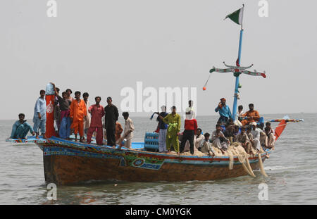 Fischer suchen Al Rehman Launch Opfer von Ibrahim Hyderi während der Rettungsaktion in Karachi auf Montag, 10. September 2012. Ein Fischerboot Al-Rahman 38 Fischer von Ibrahim Hyderi Küstendorf kenterte aufgrund hohen Gezeiten im offenen Meer gestern Abend jedoch tragen ein vorbeifahrenden Bootes gerettet 16 Fischer während der Suche nach anderen 22 noch weiter Stockfoto