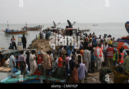 Leichen der Opfer Al Rehman Launch sind ins Krankenhaus von Ibrahim Hyderi in Karachi auf Montag, 10. September 2012 verschoben. Ein Fischerboot Al-Rahman 38 Fischer von Ibrahim Hyderi Küstendorf kenterte aufgrund hohen Gezeiten im offenen Meer gestern Abend jedoch tragen ein vorbeifahrenden Bootes gerettet 16 Fischer während der Suche nach anderen 22 noch weiter. Stockfoto