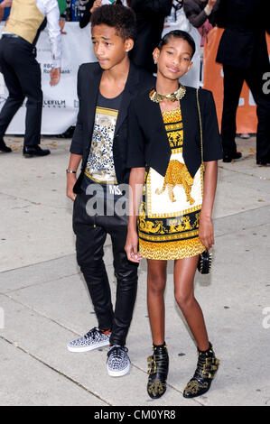 9. September 2012 ankommen - Toronto, Ontario, Kanada - JADEN SMITH und WILLOW SMITH bei "Frei Angela & aller politischen Gefangenen" Premiere während der 2012 Toronto International Film Festival in der Roy Thomson Hall am 9. September 2012 in Toronto, Kanada statt. (Kredit-Bild: © Igor Vidyashev/ZUMAPRESS.com) Stockfoto