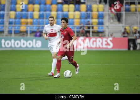 Gdynia, Polen 10. September 2012 UEFA unter 21 EM-Qualifikation. Tomasz Kupisz (7) in Aktion gegen Josue Pesqueira (10) während Polen Vs Portugal Spiel. Stockfoto