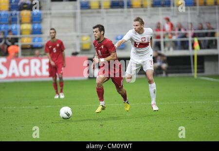 Gdynia, Polen 10. September 2012 UEFA unter 21 EM-Qualifikation. Davis Simao (11) in Aktion Tomasz Kupisz (7) während Polen Vs Portugal Spiel. Stockfoto