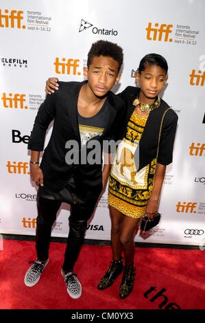 9. September 2012 ankommen - Toronto, Ontario, Kanada - JADEN SMITH und WILLOW SMITH bei "Frei Angela & aller politischen Gefangenen" Premiere während der 2012 Toronto International Film Festival in der Roy Thomson Hall am 9. September 2012 in Toronto, Kanada statt. (Kredit-Bild: © Igor Vidyashev/ZUMAPRESS.com) Stockfoto