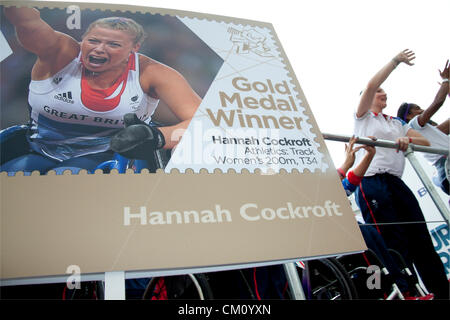 10. September 2012. London UK. Tausende von Zuschauern säumen die Straßen von London zu feiern Sie die Erfolge der Olympischen und Paralympischen Athleten vom Team GB. Eine große Stempel der Behindertensportler Hannah Cockroft, die in der Damen 200 m T34 konkurrierten Stockfoto