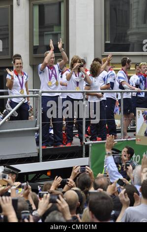 London, UK, Montag, 10. September 2012. Des Radsports Sir Chris Hoy feiert TeamGB der Olympischen und Paralympischen in einer Prozession der hin-und Herbewegungen durch central London als Teil der London 2012 Team GB Athleten Siegesparade. Stockfoto