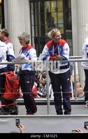 London, UK, Montag, 10. September 2012. Zara Phillips feiert TeamGBs Erfolg in einer Prozession der hin-und Herbewegungen durch central London als Teil der London 2012 Team GB Athleten Siegesparade. Stockfoto