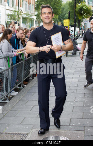 Robbie Williams besucht BBC Radio One London, 10. September 2012 in London, Großbritannien Stockfoto