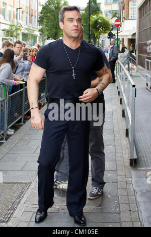 Robbie Williams besucht BBC Radio One London, 10. September 2012 in London, Großbritannien Stockfoto