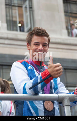 Taucher Tom Daley gibt die Daumen an der Team GB Parade London 10. September 2012.  Tausende von Menschen besuchte die Feierlichkeiten in Partystimmung, wie 21 offene Spitzenfahrzeuge Sportler durch die Stadt getragen. Stockfoto