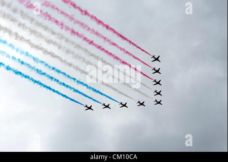 Die Red Arrows fliegen vorbei am Londoner Team GB Parade 10. September 2012.  Tausende von Menschen besuchte die Feierlichkeiten in Partystimmung, wie 21 offene Spitzenfahrzeuge Sportler durch die Stadt getragen. Stockfoto