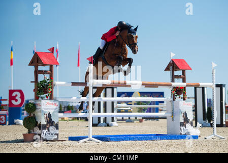 PEZINOK, Slowakei - SEPTEMBER 9: Zdenek Zila auf Pferd Cavalino löscht einen Sprung auf Grand Prix Postova Banka-Peugeot auf 9. September 2012 in Pezinok, Slowakei Stockfoto