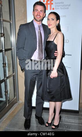 Toronto, Kanada. 10. September 2012. Chris Evans, Winona Ryder im Ankunftsbereich für THE ICEMAN Premiere beim Toronto International Film Festival, Princess of Wales Theatre, Toronto, ON 10. September 2012. Foto von: Gregorio Binuya/Everett Collection Stockfoto