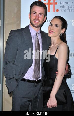 Toronto, Kanada. 10. September 2012. Chris Evans, Winona Ryder im Ankunftsbereich für THE ICEMAN Premiere beim Toronto International Film Festival, Princess of Wales Theatre, Toronto, ON 10. September 2012. Foto von: Gregorio Binuya/Everett Collection Stockfoto