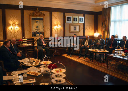 Neu-Delhi, Indien. 11. September 2012. Der palästinensische Präsident Mahmoud Abbas (Abu Mazen) trifft sich mit der arabischen Botschafter in der indischen Hauptstadt Neu-Delhi, am Sep.11, 2012 (Credit-Bild: © Thaer Ganaim/APA Images/ZUMAPRESS.com) Stockfoto