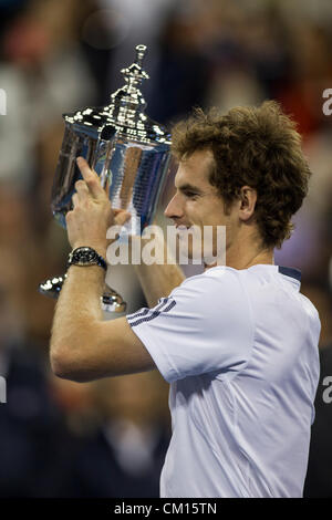 Andy Murray (GBR) halten die Meisterschale nach der Herren Finale beim 2012 uns Open Tennisturnier, Flushing, New York. USA.10th September Stockfoto