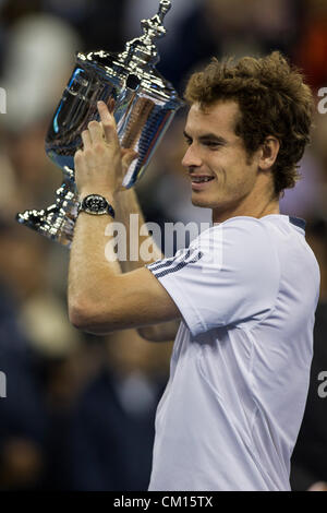 Andy Murray (GBR) halten die Meisterschale nach der Herren Finale beim 2012 uns Open Tennisturnier, Flushing, New York. USA.10th September Stockfoto