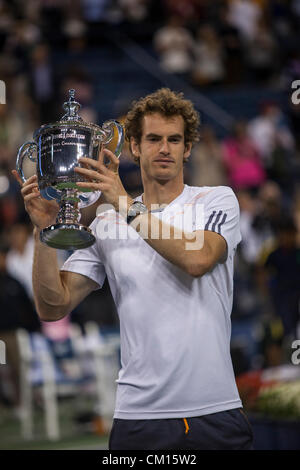 Andy Murray (GBR) halten die Meisterschale nach der Herren Finale beim 2012 uns Open Tennisturnier, Flushing, New York. USA.10th September Stockfoto