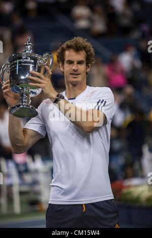 Andy Murray (GBR) halten die Meisterschale nach der Herren Finale beim 2012 uns Open Tennisturnier, Flushing, New York. USA.10th September Stockfoto