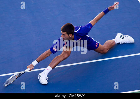 Novak Djokovic (SBR) im Wettbewerb der Herren Finale beim 2012 uns Open Tennisturnier, Flushing, New York. USA.10th September Stockfoto