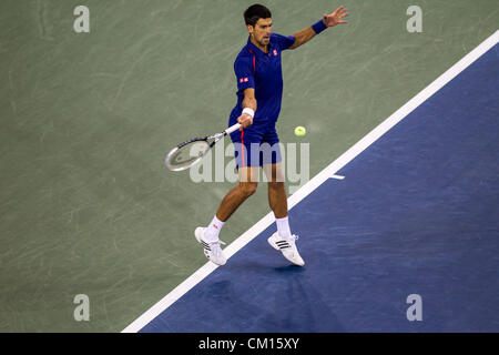 Novak Djokovic (SBR) im Wettbewerb der Herren Finale beim 2012 uns Open Tennisturnier, Flushing, New York. USA.10th September Stockfoto